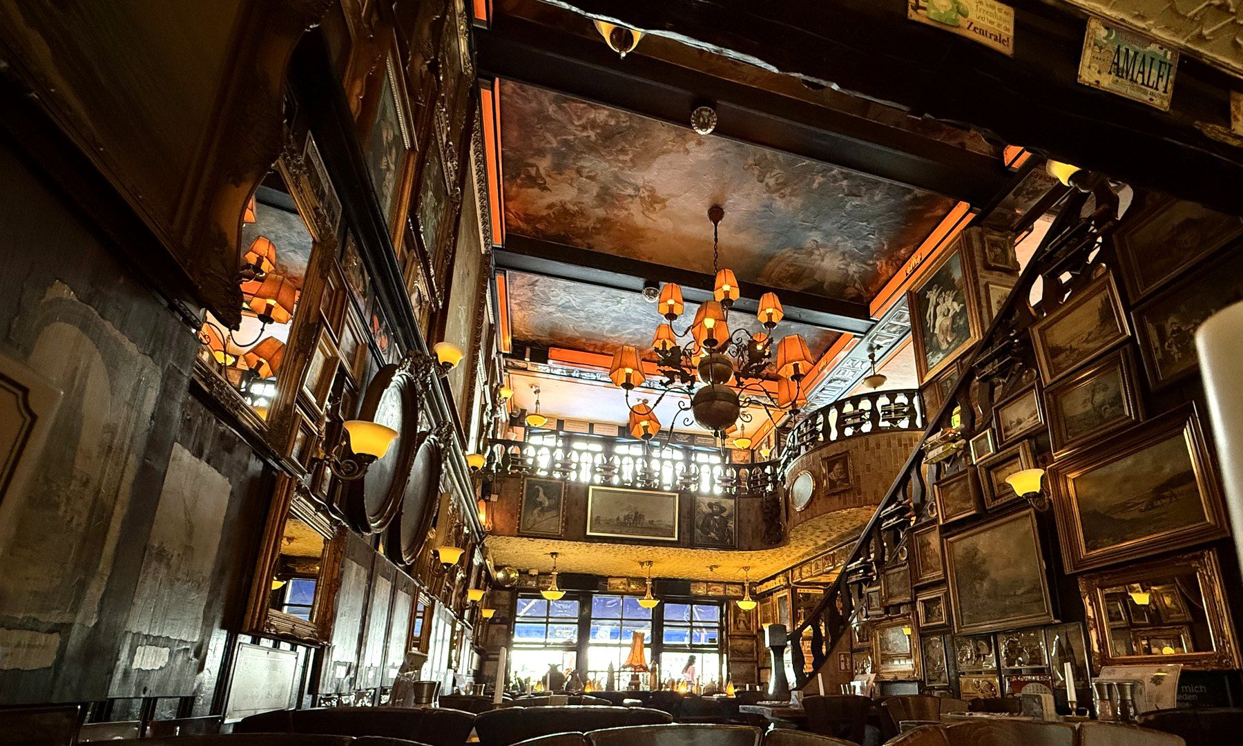 Historischer Gastraum des Löwenbräu Köln mit Deckengemälde und Kronleuchtern