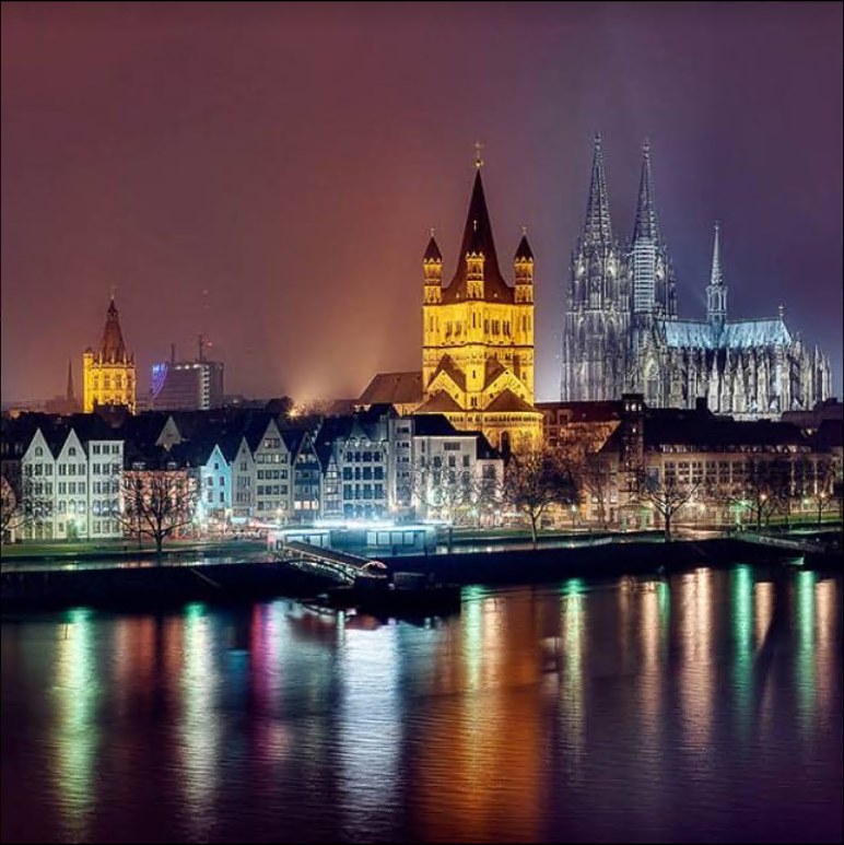Kölner Dom und Groß St. Martin bei Nacht mit Spiegelung im Rhein