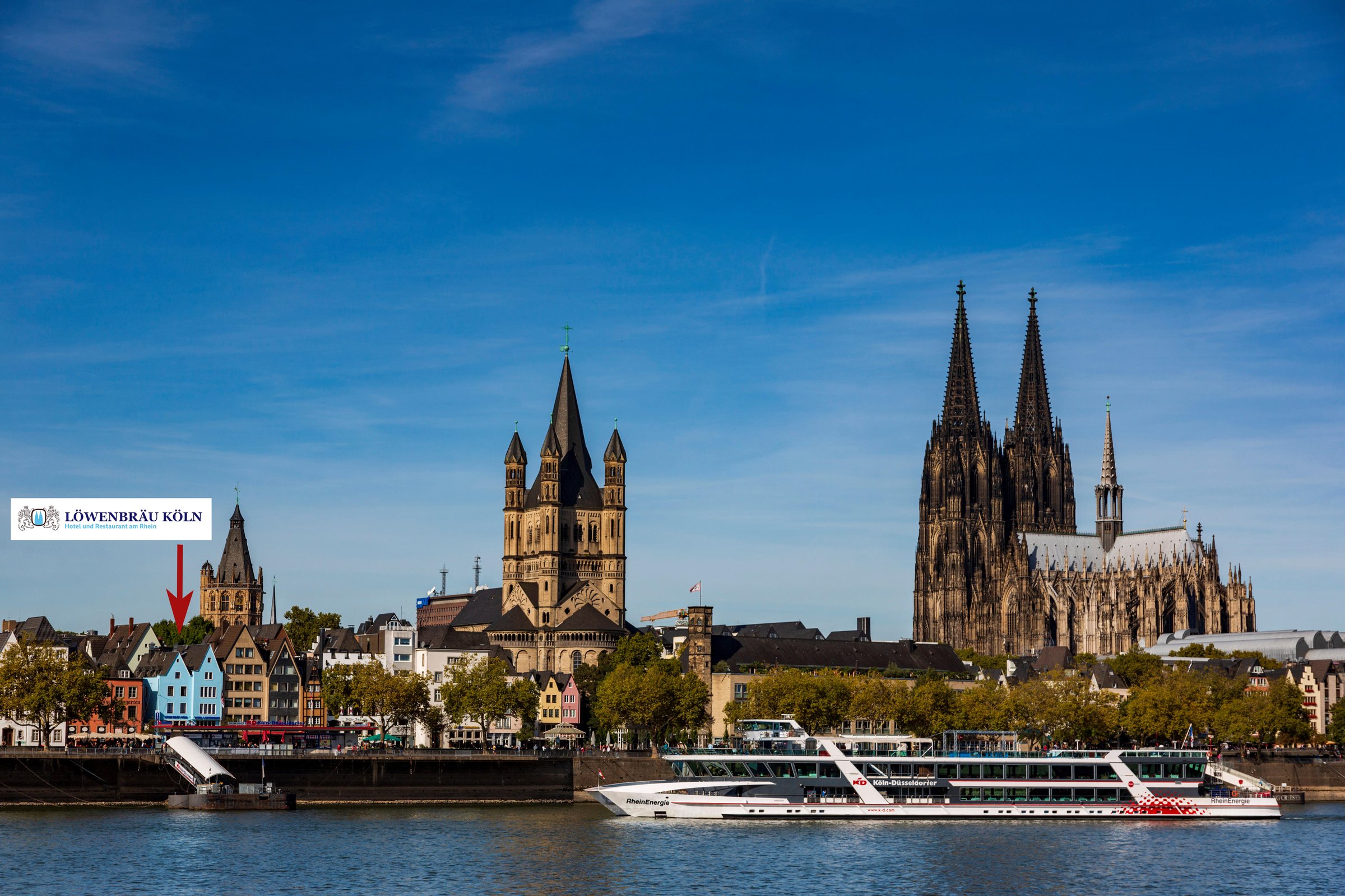 Blick über den Rhein auf die Kölner Altstadt mit Dom, Groß St. Martin und dem Löwenbräu Köln
