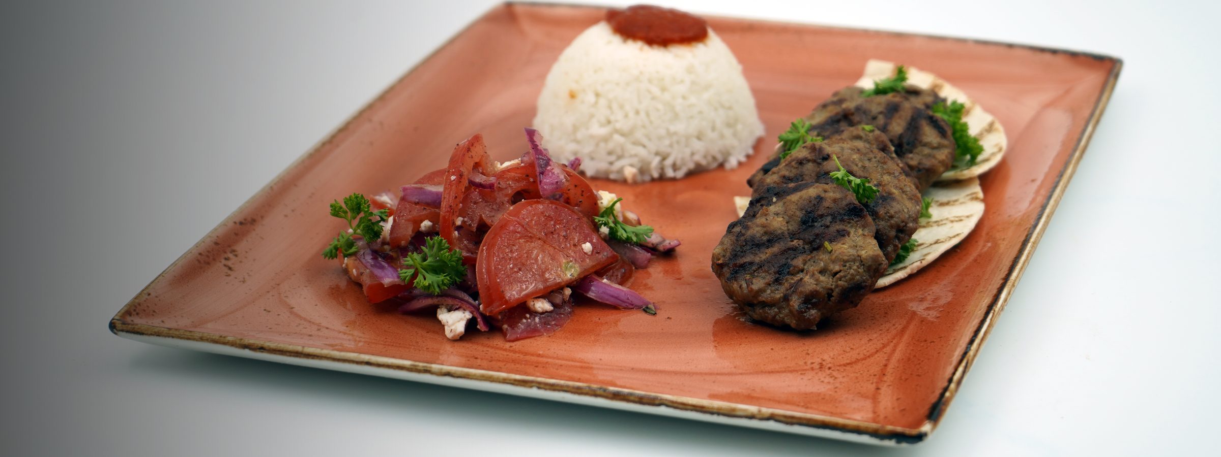 Köfte with bulgur and onion salad