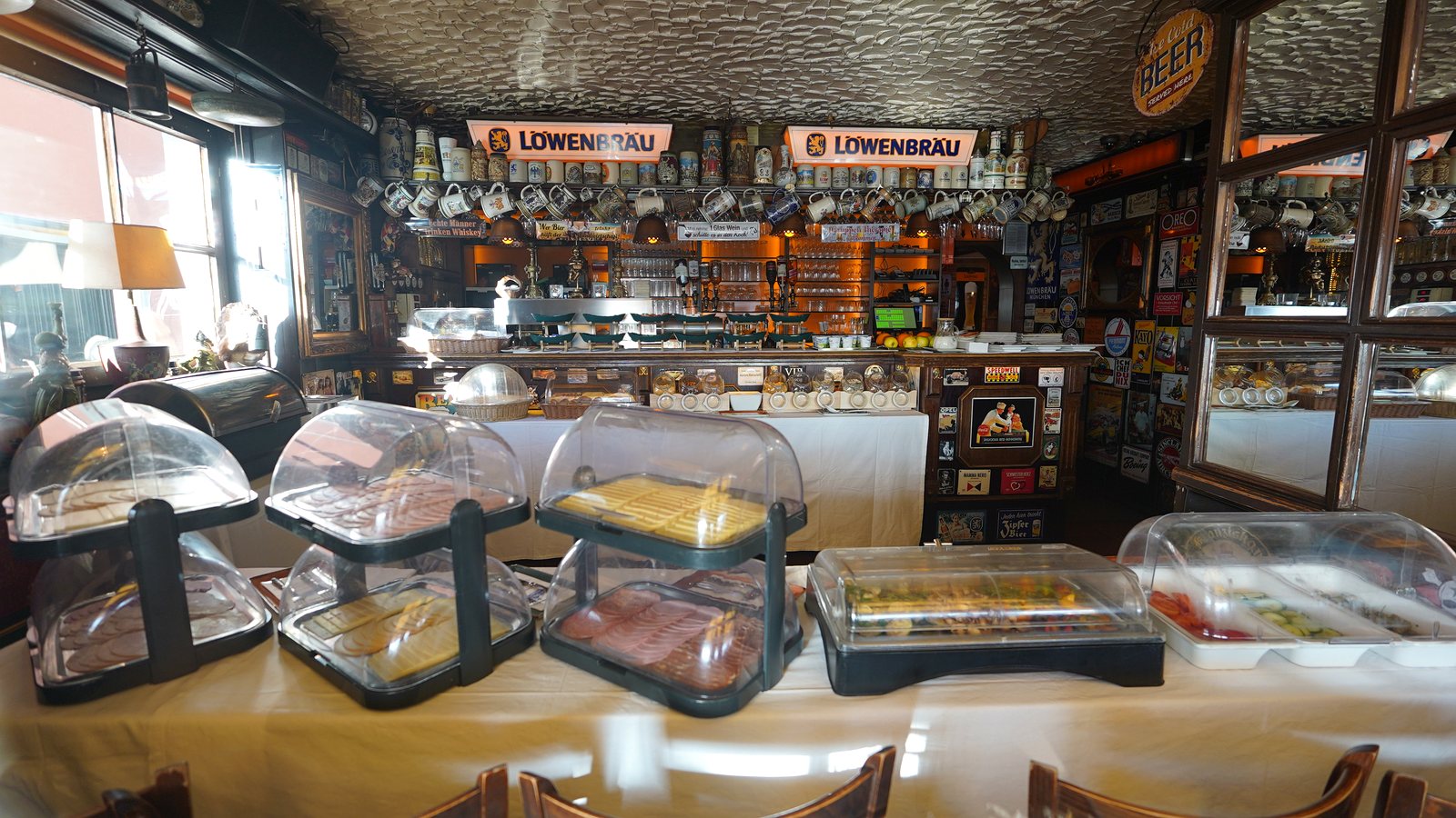 Frühstücksbuffet im Löwenbräu Köln mit Aufschnitt, Käse und Antipasti