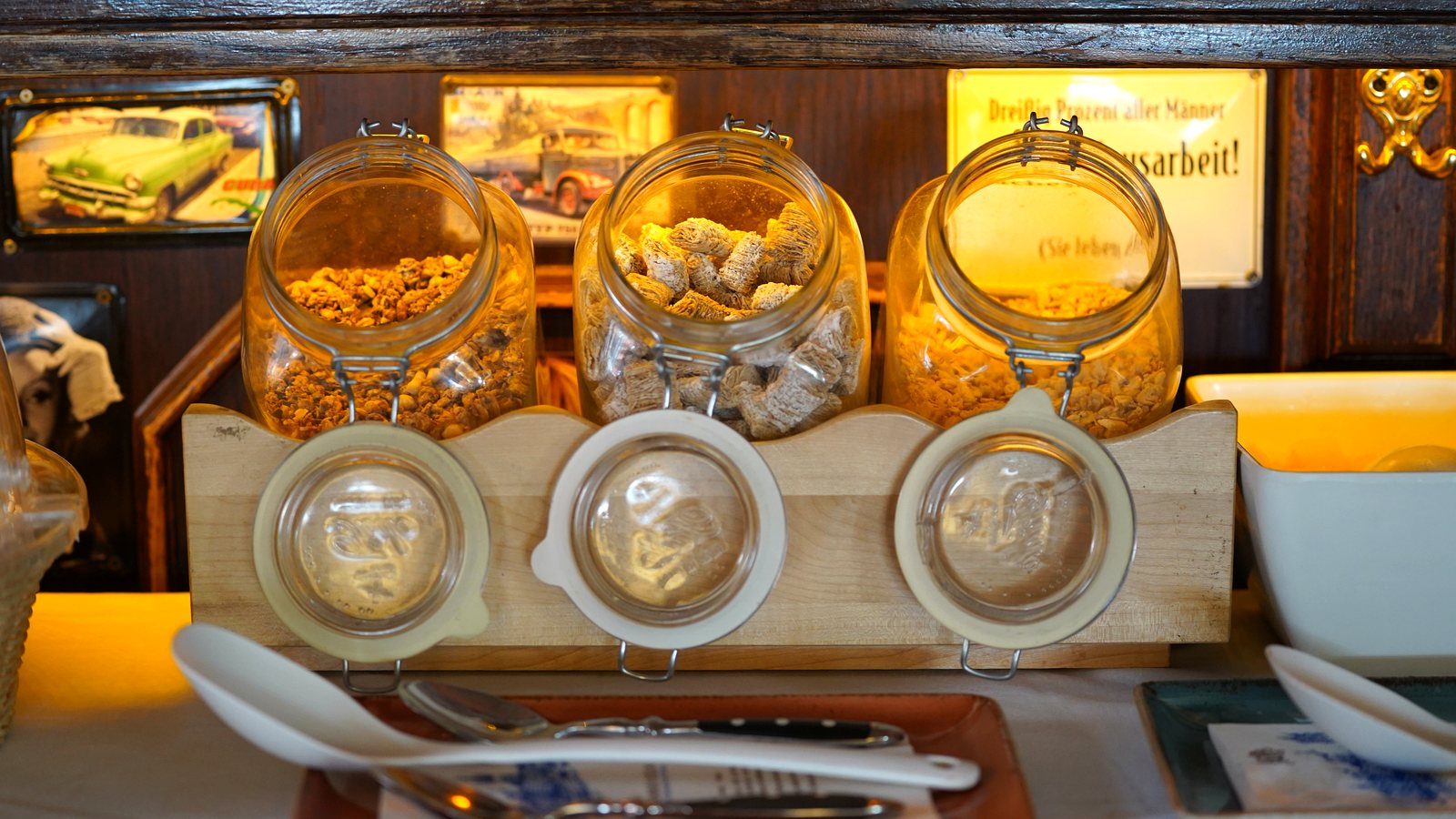 Frühstücksbuffet im Löwenbräu Köln mit Müsli, Cerealien und Marmeladen