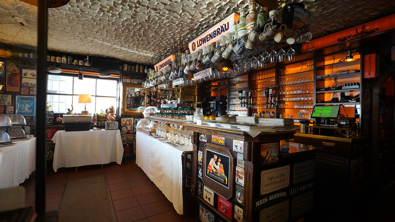 Gastraum des Löwenbräu Köln mit aufgebautem Frühstücksbuffet am Tresen