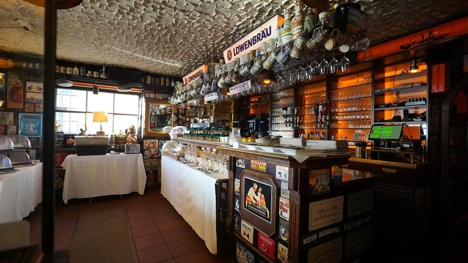 Gastraum des Löwenbräu Köln mit aufgebautem Frühstücksbuffet am Tresen