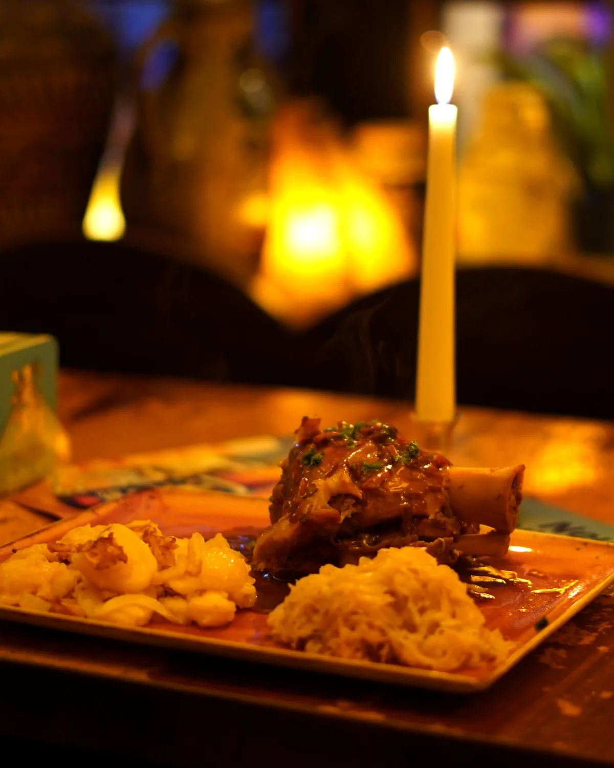 Haxe „Löwenbräu“ mit Sauerkraut und Bratkartoffeln im Löwenbräu Köln