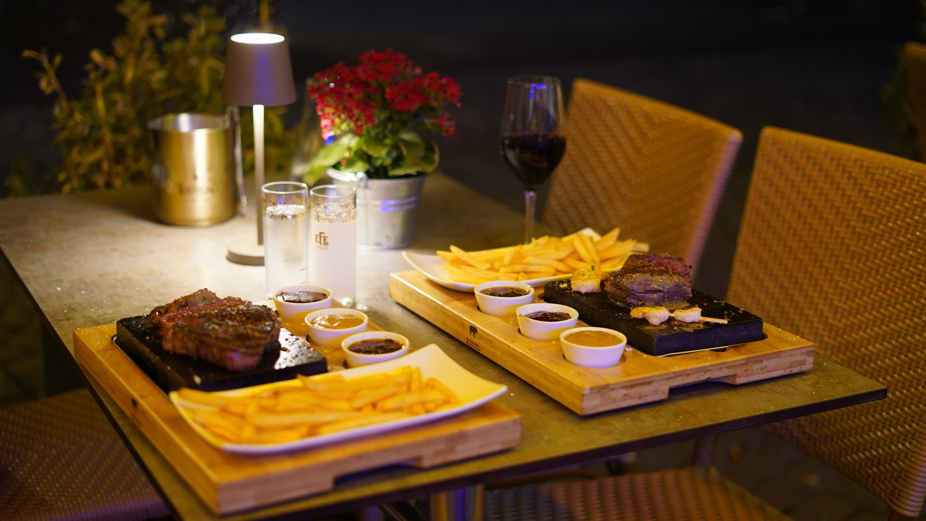 Heißer Stein mit Steak, Pommes und Saucen am Abend im Löwenbräu Köln