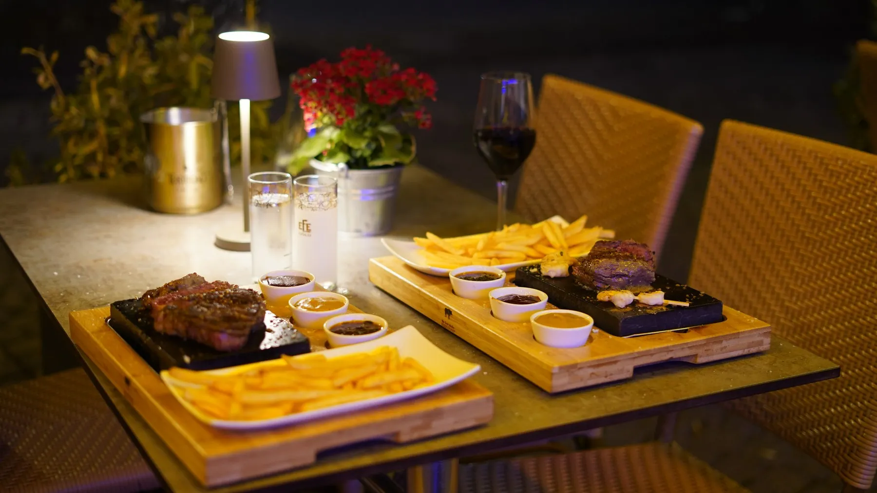 Heißer Stein mit Steak, Pommes und Saucen am Abend im Löwenbräu Köln