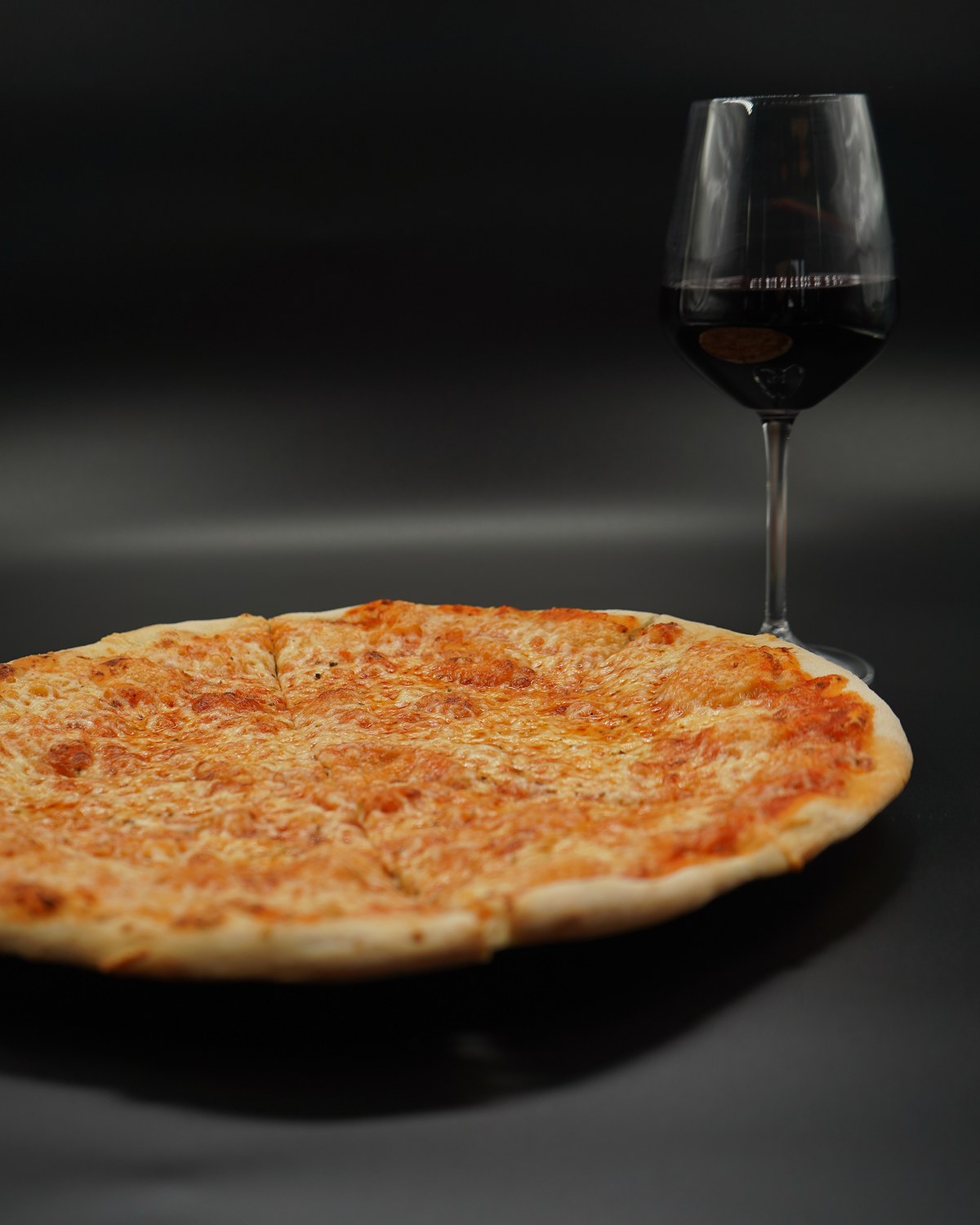 Pizza Margherita mit Tomaten, Käse und Oregano im Löwenbräu Köln