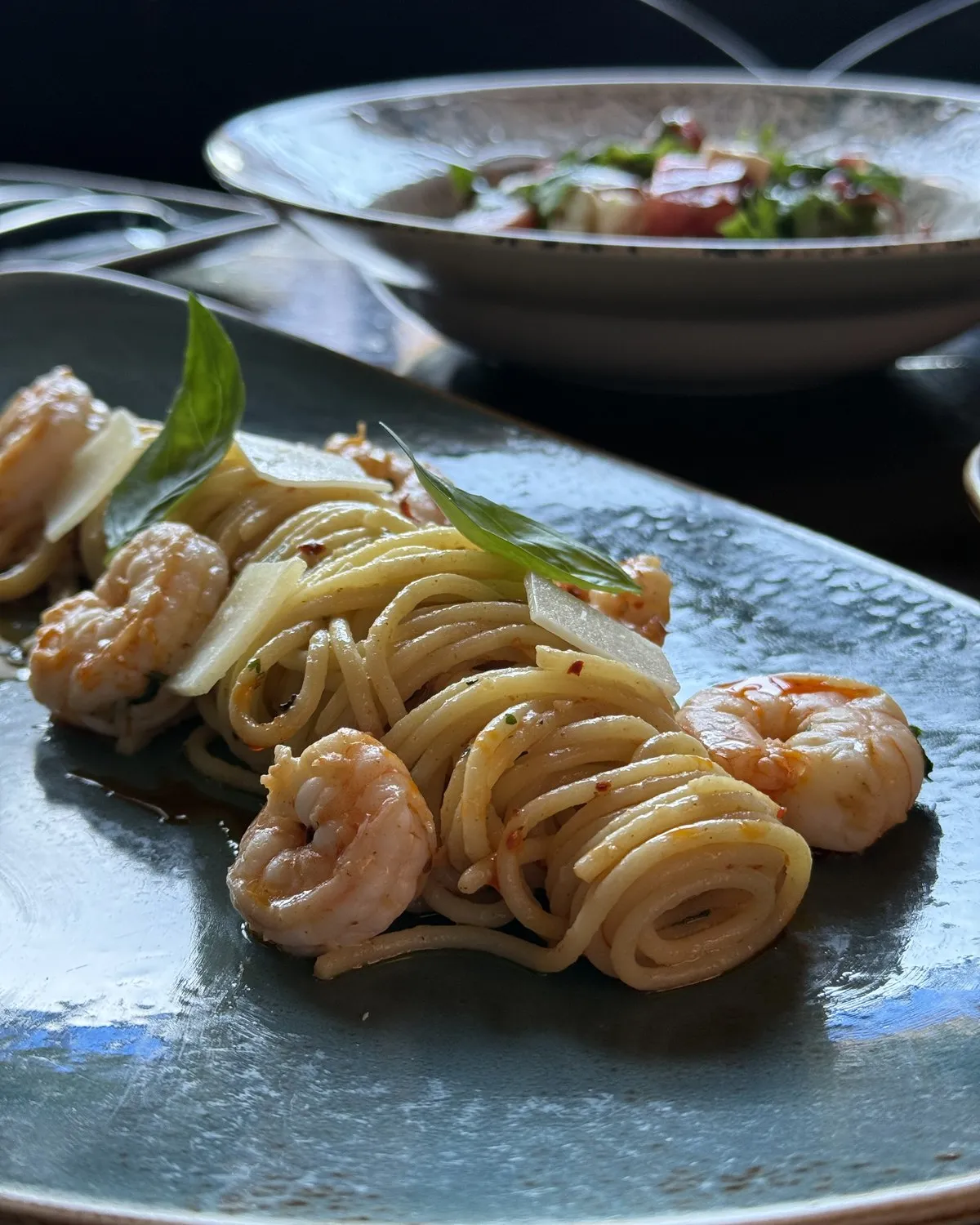Zitronen Spaghetti mit Kräuter-Garnelen und Basilikum im Löwenbräu Köln